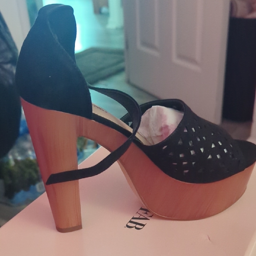 JustFab Black and Tan Platform Sandals